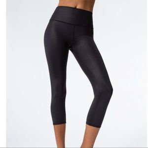 Alo yoga airbrush glossy black capri XS NWT